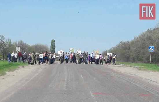 В с. Бережинка Кіровоградського району відбулося перекриття дорожнього руху працівниками ТОВ "Нива-2010". 
